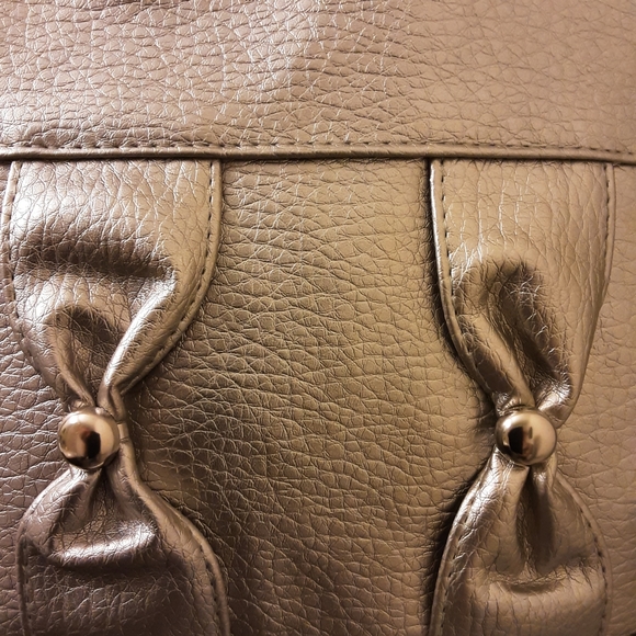 Silver Tote with Pinched Columns = Cute! - Picture 2 of 10